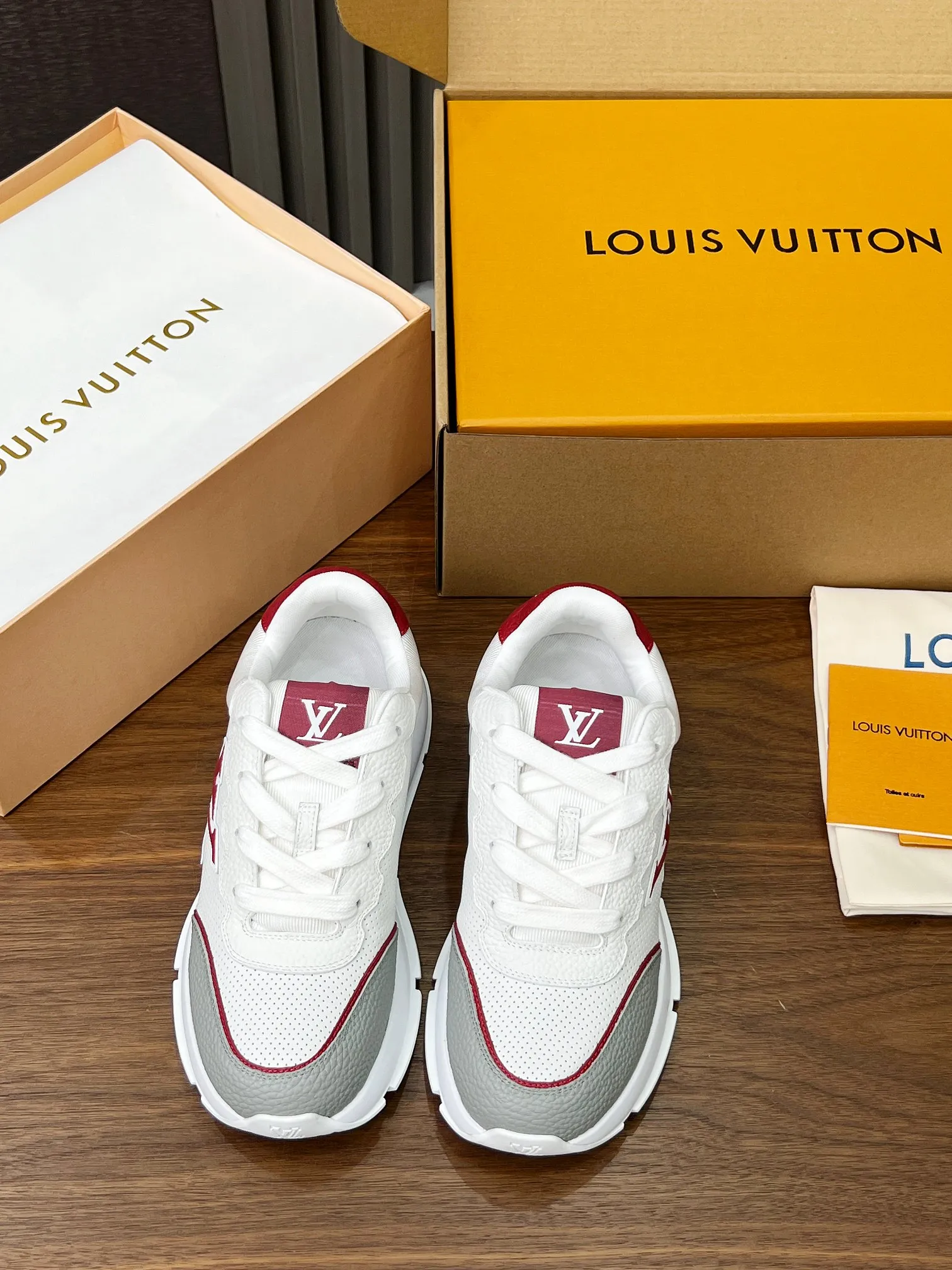 👟👟Ex-factory price 680👟👟 Men's size +10 LV Louis Vuitton L Jialu brand thick-soled casual couple sneakers🔥🔥🔥 Made of smooth cow leather and elegant design, can be easily integrated into various styles. The eye-catching LV letters are marked on the side of the shoe, and the lightweight rubber outsole is embellished with the Vuitton logo ▪️ Sole thickness: 4CM. The counter specializes in the latest casual shoes and new hard goods 🆕 ❥Purchase level! Full of high-end feel! A popular model among bloggers at home and abroad, it’s retro and fashionable and looks amazing on your feet! Wear a lot of happiness! The official website’s main recommendation★ ▪️Upper: Original custom-made imported calfskin fabric ▪️Inner lining: breathable gauze imported from Italy ▪️Outsole: rubber foam ➕tpu high-end outsole ▪️Shoe size: women’s 35-41, (women’s 41 is custom-made). Men's clothing 39-46 (45-46 customized).